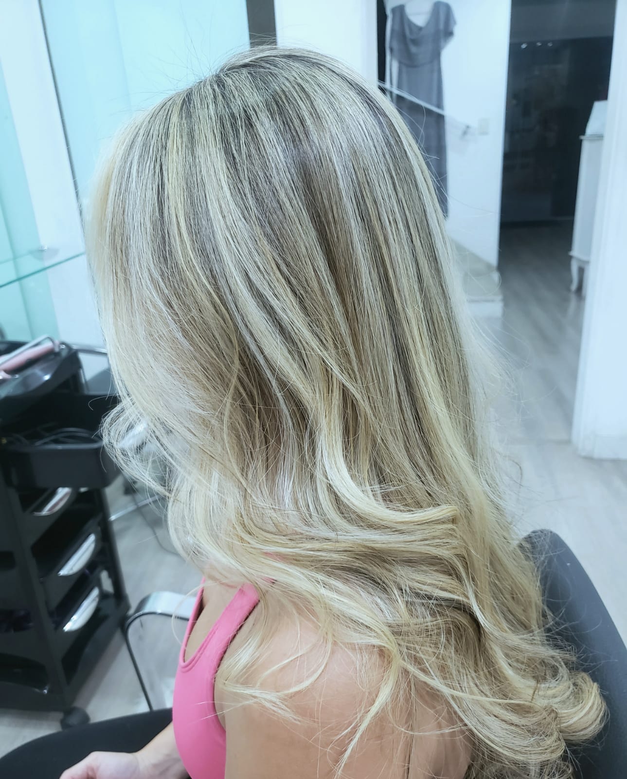 Loiro Perolado com Movimento Natural - Loiro Perolado, trabalho real do Studio Alaide