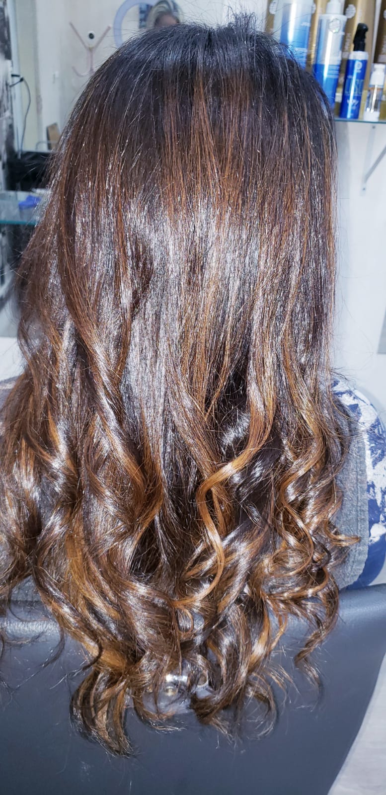Morena Iluminada com Cachos Definidos - Morena Iluminada, trabalho real do Studio Alaide