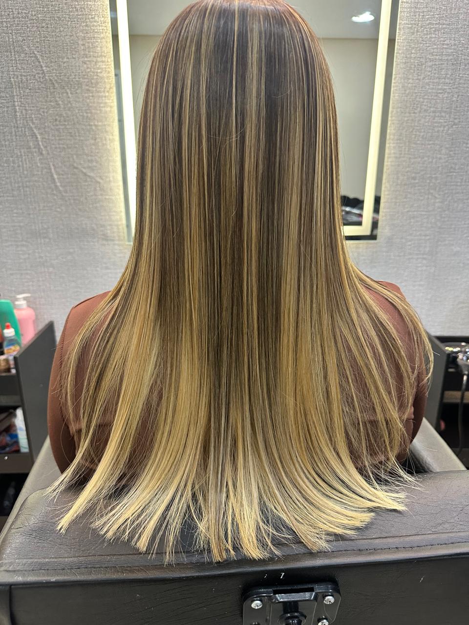 Mechas Mel em Fios Alinhados - Morena Iluminada, trabalho real do Studio Alaide